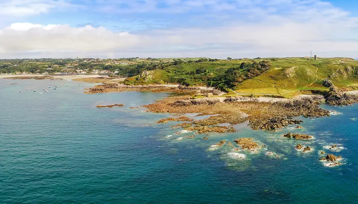 Image of the coast of Guernsey seen from the sea